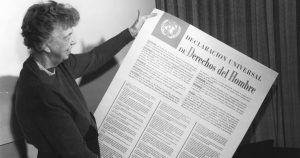 Eleanor Roosevelt con la Declaración Universal de Derechos del Hombre.