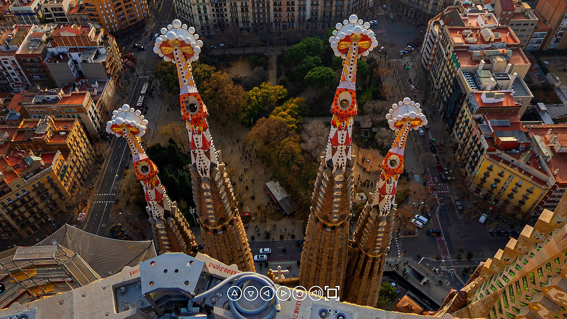 Torres de los apóstoles Santiago el Menor y el Mayor, Andrés y Pedro, que rodean la fachada de la Pasión de la Sagrada Familia, en la visita virtual de la web de la Basílica.